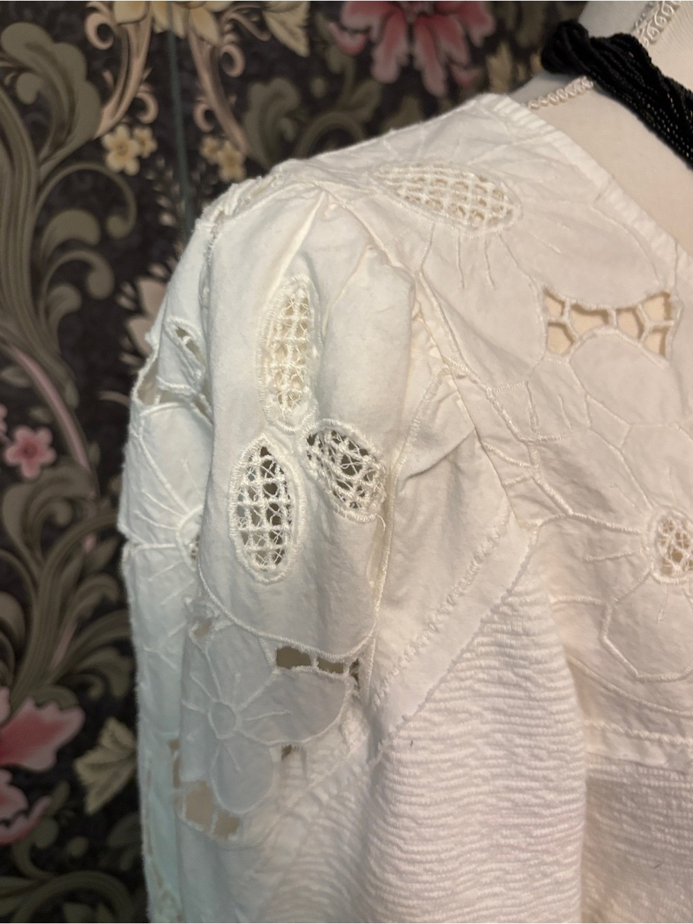 Anthropologie white eyelet 80’s top size medium petite - Picture 3 of 7